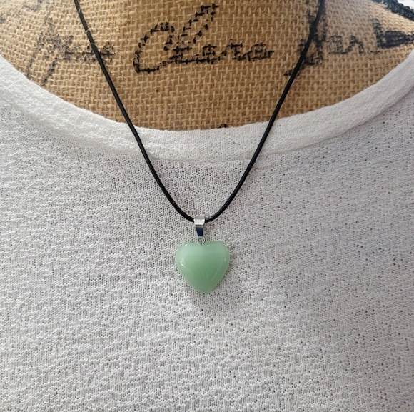 Green Heart Pendant Necklace NWOT - Picture 3 of 4